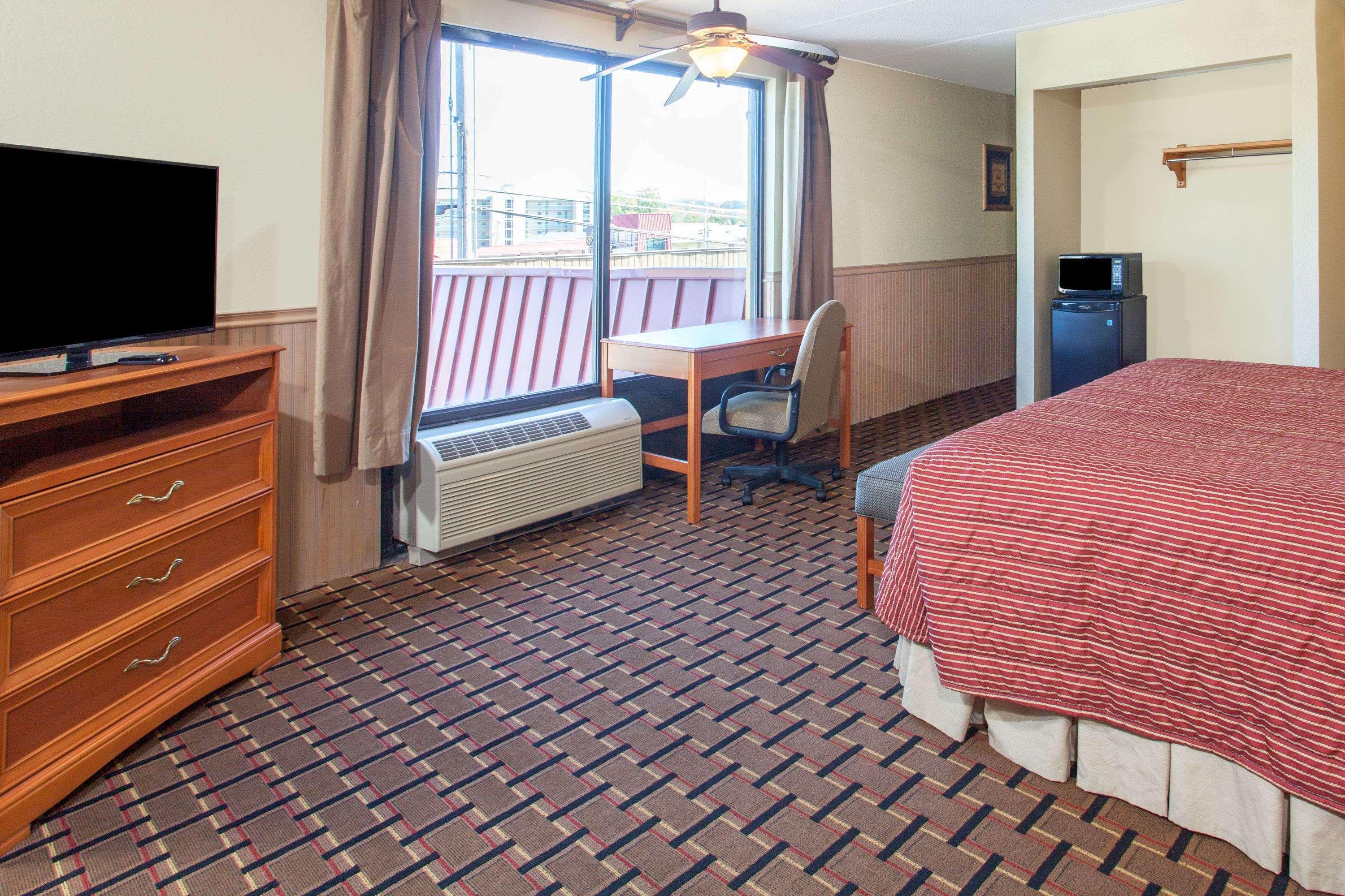 Clarion Inn & Suites Near The Leconte Center Pigeon Forge Bagian luar foto