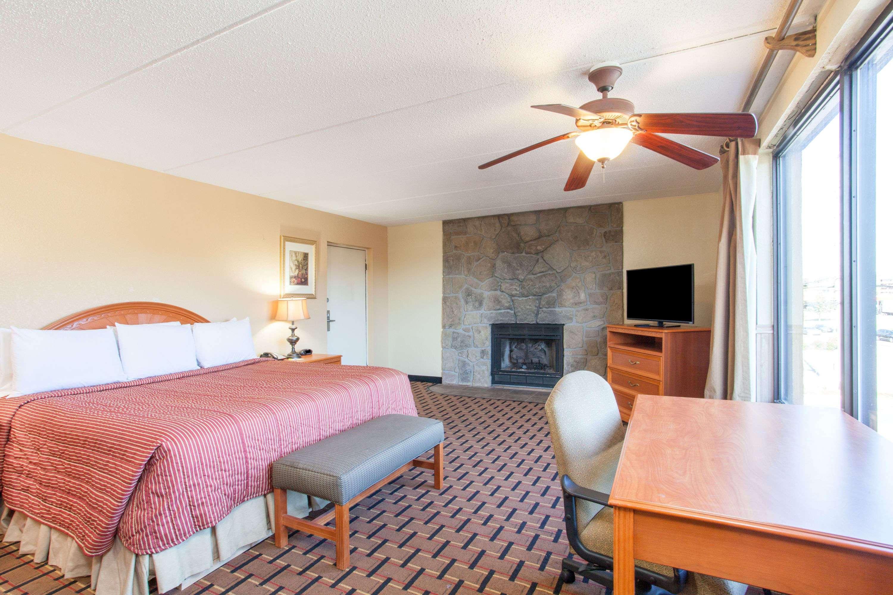 Clarion Inn & Suites Near The Leconte Center Pigeon Forge Bagian luar foto