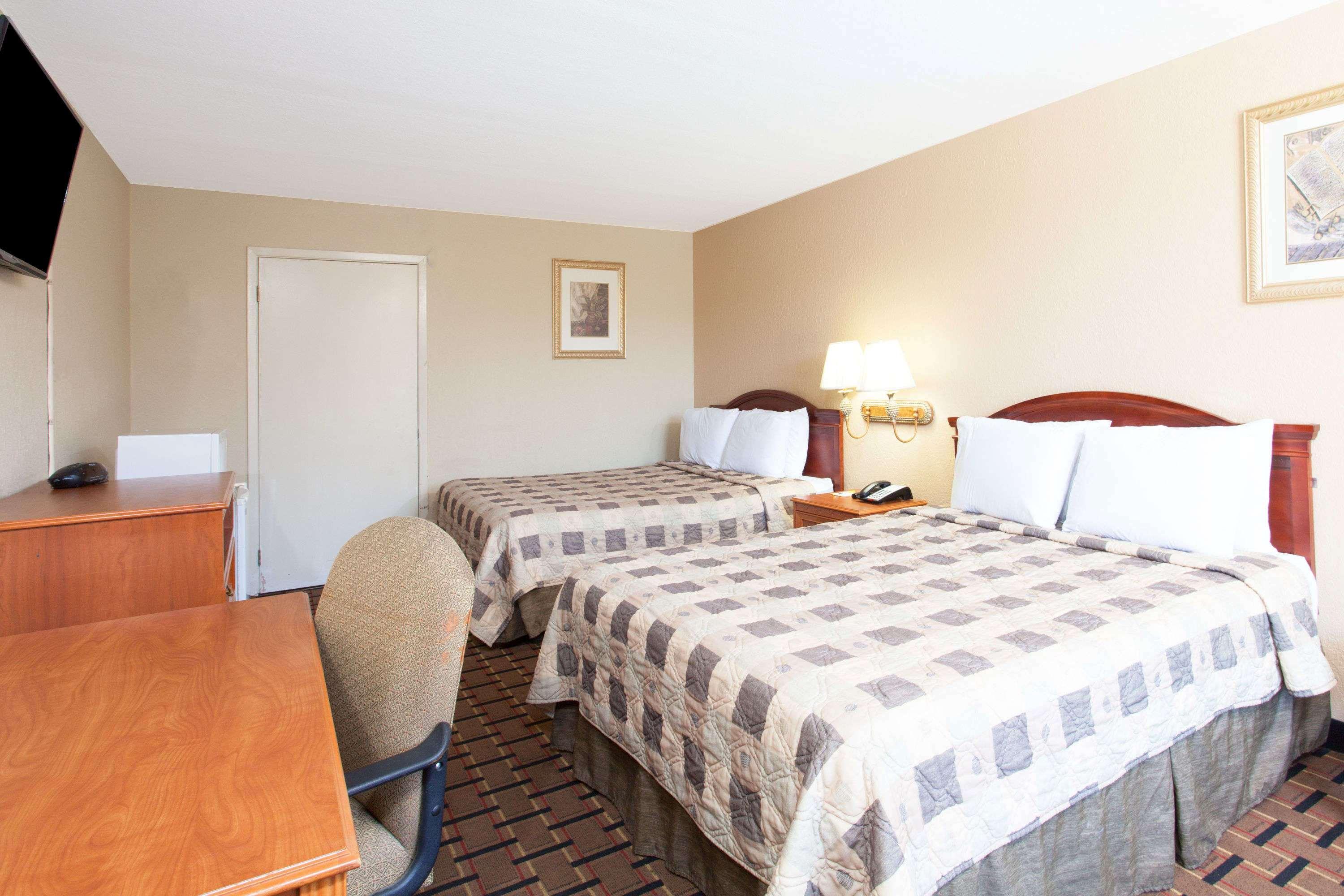Clarion Inn & Suites Near The Leconte Center Pigeon Forge Bagian luar foto