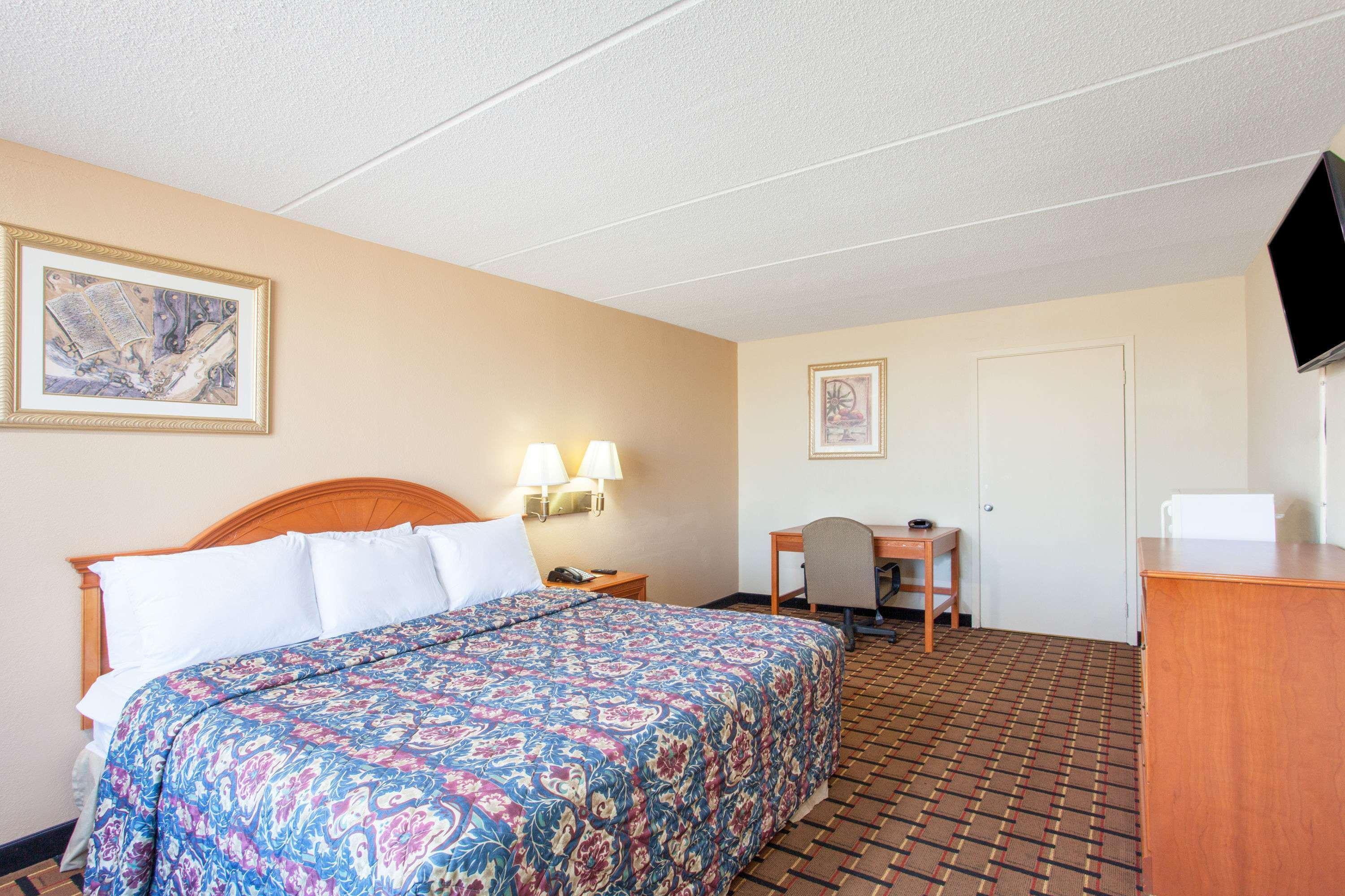 Clarion Inn & Suites Near The Leconte Center Pigeon Forge Bagian luar foto