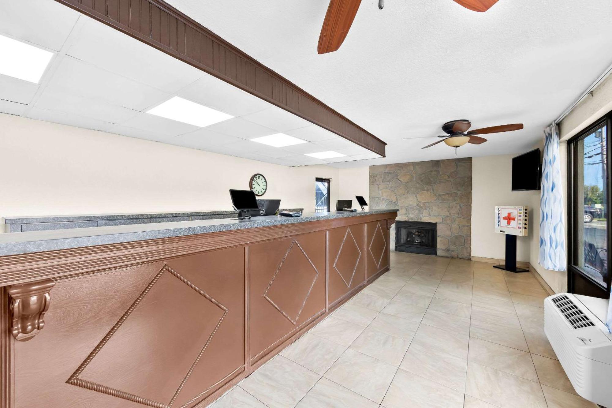 Clarion Inn & Suites Near The Leconte Center Pigeon Forge Bagian luar foto