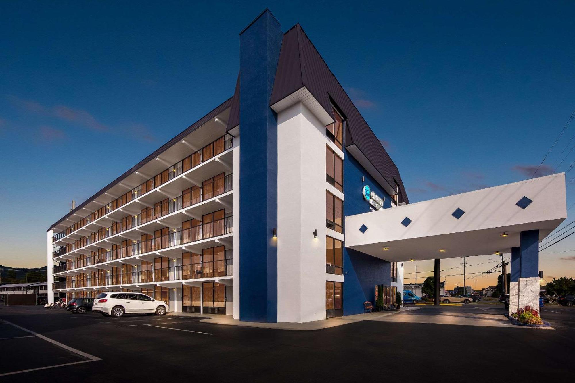 Clarion Inn & Suites Near The Leconte Center Pigeon Forge Bagian luar foto