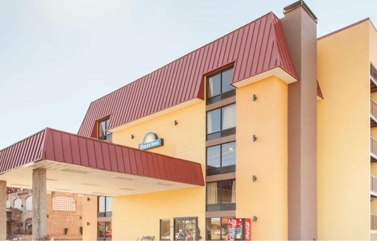 Clarion Inn & Suites Near The Leconte Center Pigeon Forge Bagian luar foto
