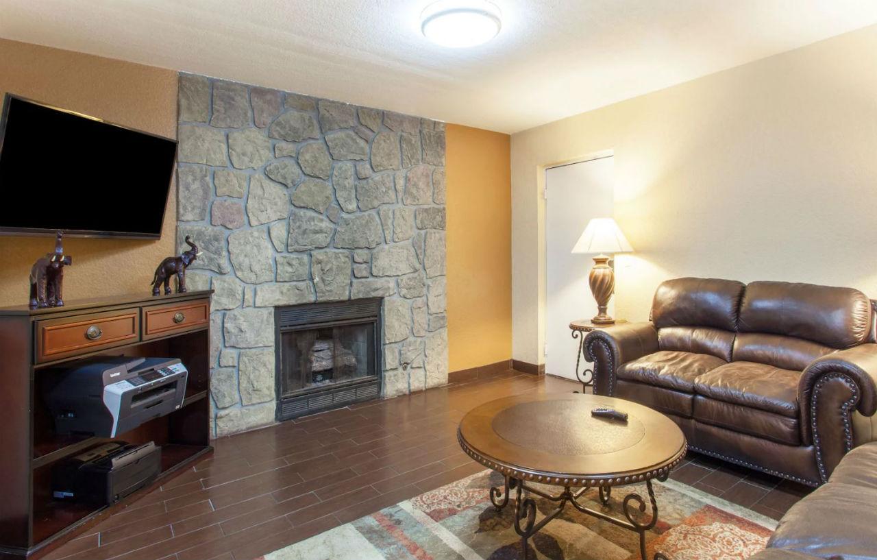 Clarion Inn & Suites Near The Leconte Center Pigeon Forge Bagian luar foto